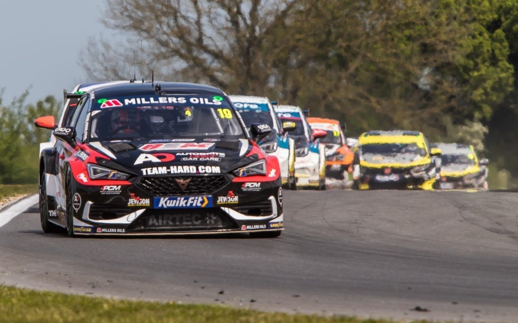 Thompson shows tenacity on tough weekend at Snetterton