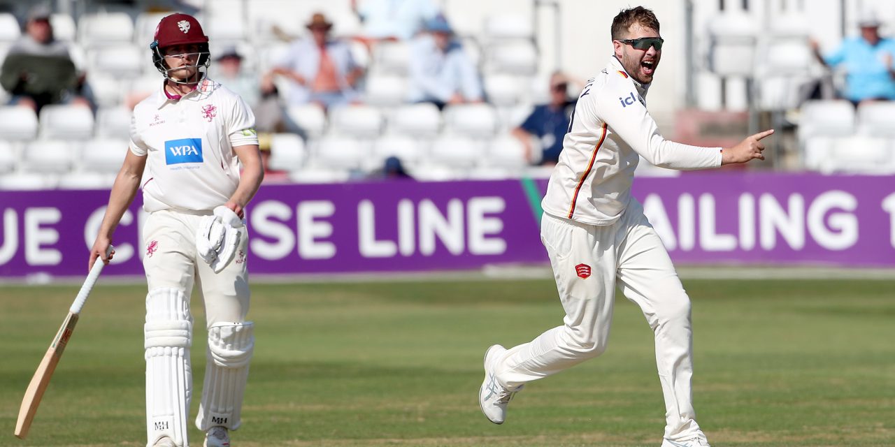 County Championship: Critchley raises Essex hopes of win