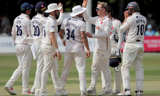County Championship: Five-star Simon Harmer leads Essex push