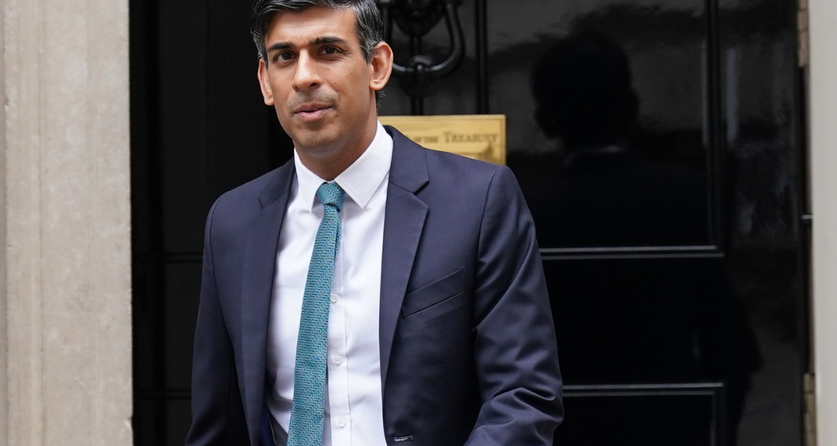 Rishi Sunak pictured next to UK’s tallest MP in funny picture