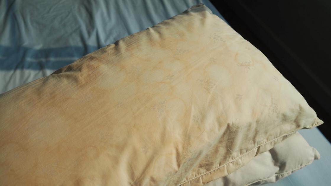 How to get rid of yellow stains on pillows using Mrs Hinch tip?