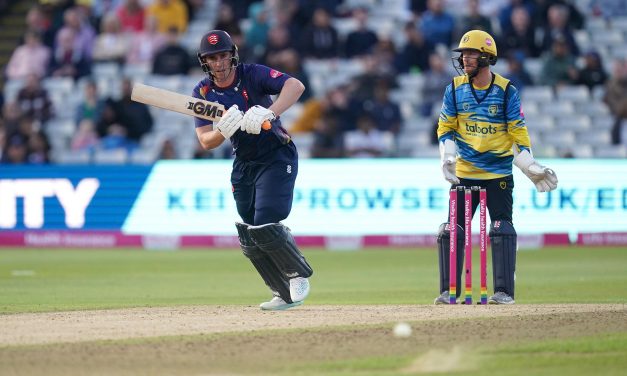 Vitality Blast: Essex beat Bears to book Finals Day spot