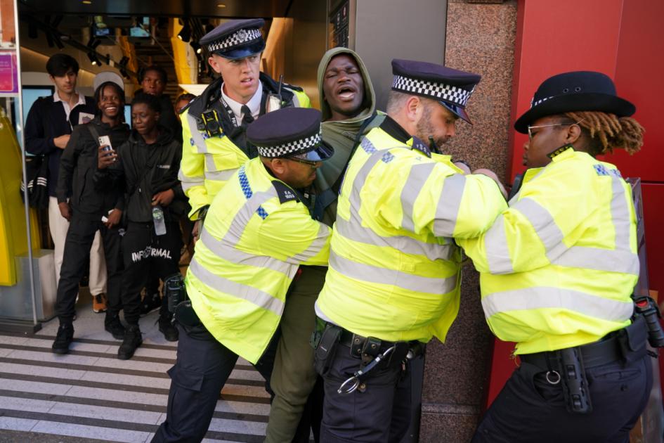 Oxford Street: Met Police impose dispersal order