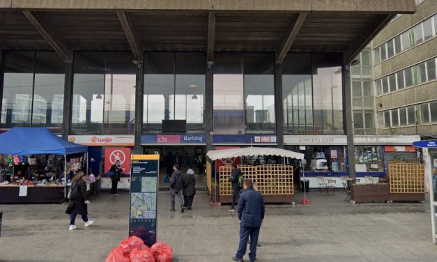 c2c rail line blocked after signal fault at Barking