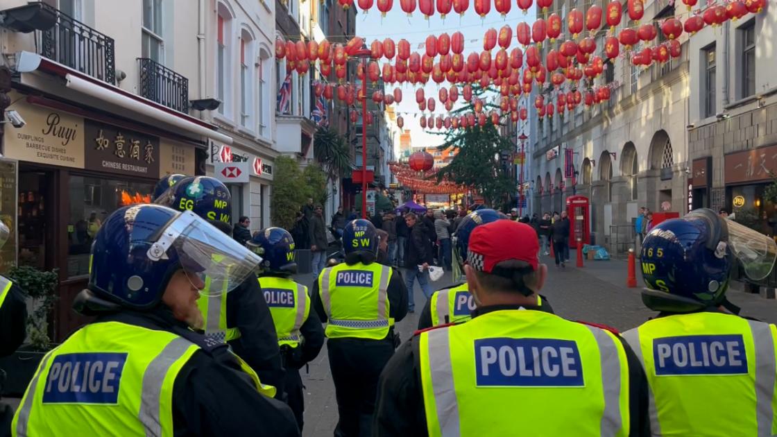 Remembrance Day: Police hit with missiles in Central London